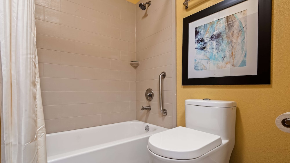 Standard Room, 1 Queen Bed, Accessible, Refrigerator & Microwave - Photo 7