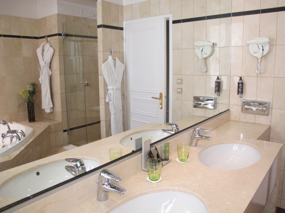 Deluxe Room with Spa access - Photo 5