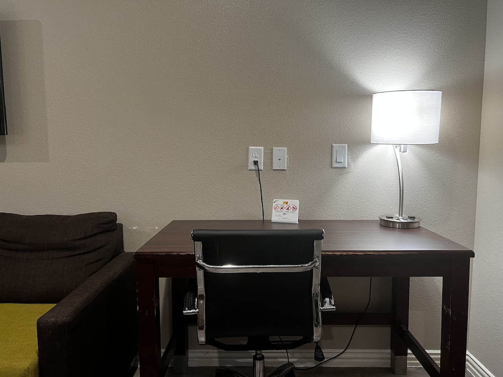 Deluxe Suite, 1 King Bed, Non Smoking - Photo 9
