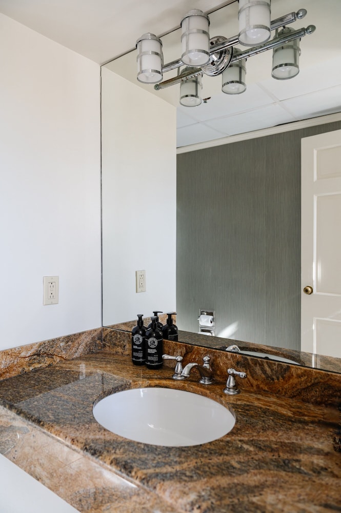King Room with Balcony (24/7 Front Desk) - Photo 13