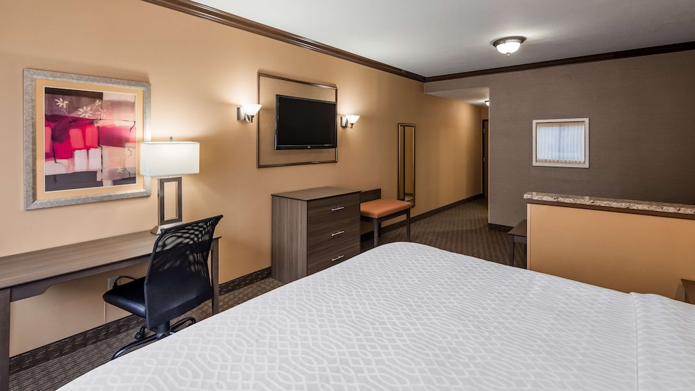 Suite, 1 King Bed, Non Smoking, Refrigerator & Microwave (Living Room;with Sofabed) - Photo 10