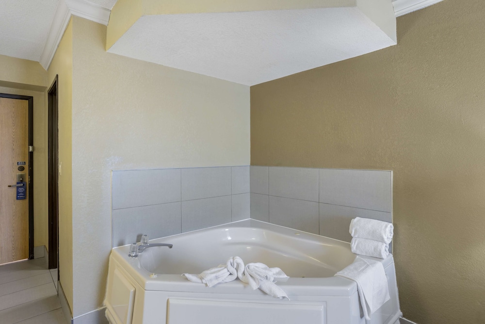 Suite, 1 King Bed, Non Smoking, Jetted Tub (with Sofabed) - Photo 2