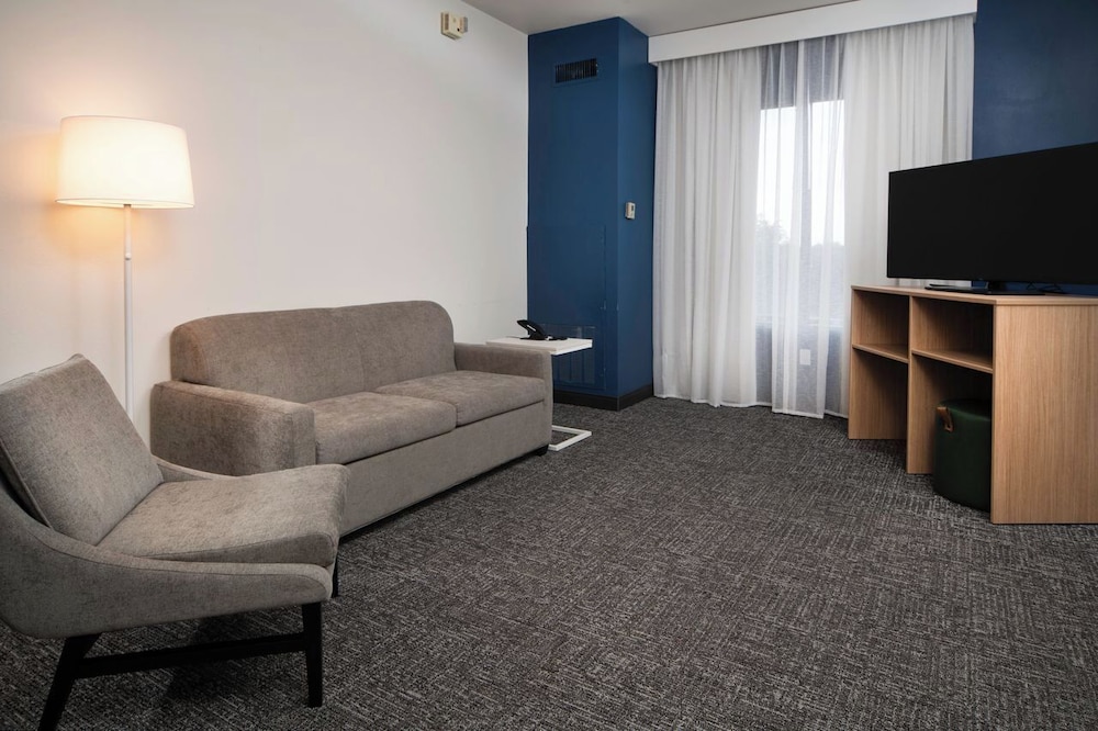Suite, 2 Bedrooms, Accessible, Bathtub - Photo 1