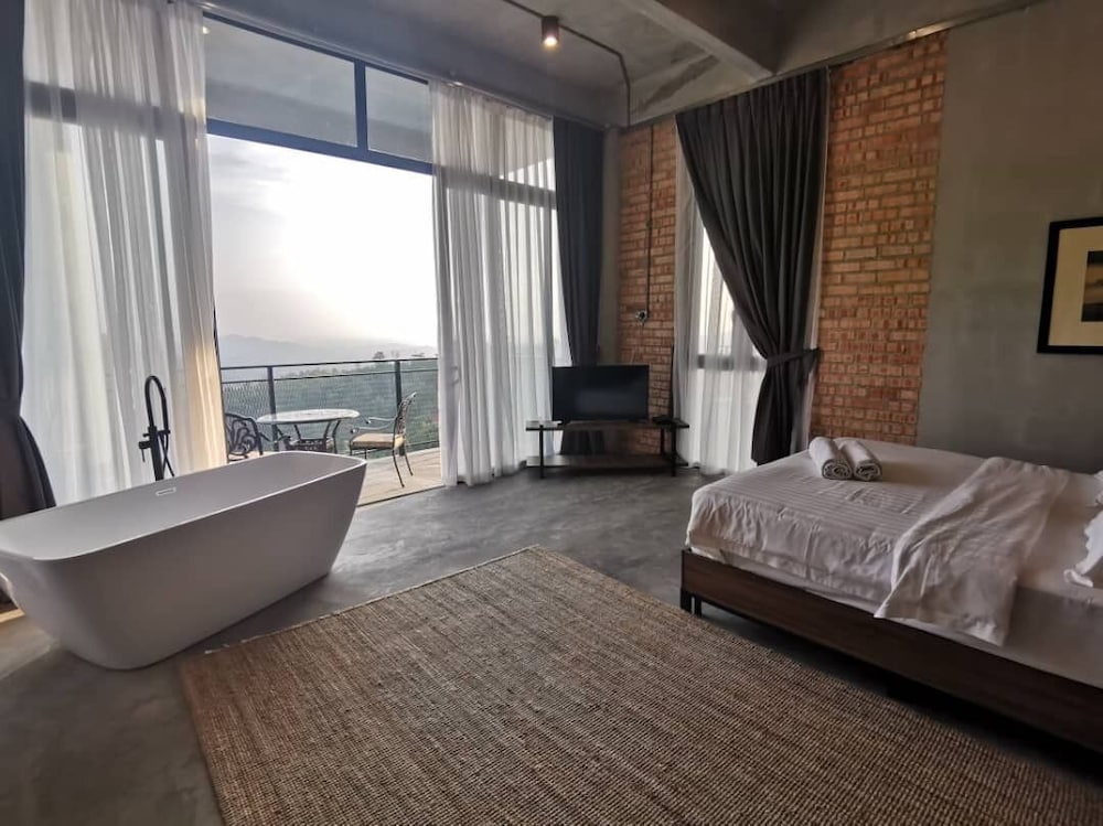 Panoramic Room with Balcony - Photo 2