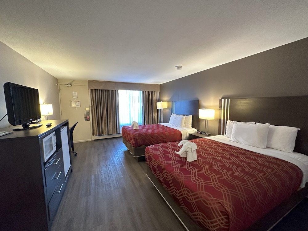 Standard Room, 2 Queen Beds, Non Smoking - Photo 9