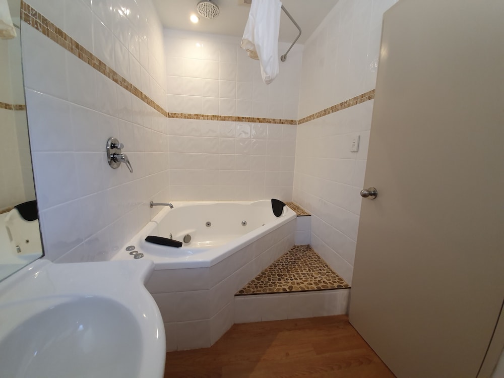 Standard Cabin, Multiple Bedrooms, Non Smoking, Kitchen (3 Bed/3 Bathroom Spa) photo 2