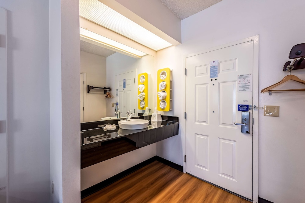 Deluxe Room, 2 Double Beds, Smoking, Refrigerator & Microwave - Photo 7