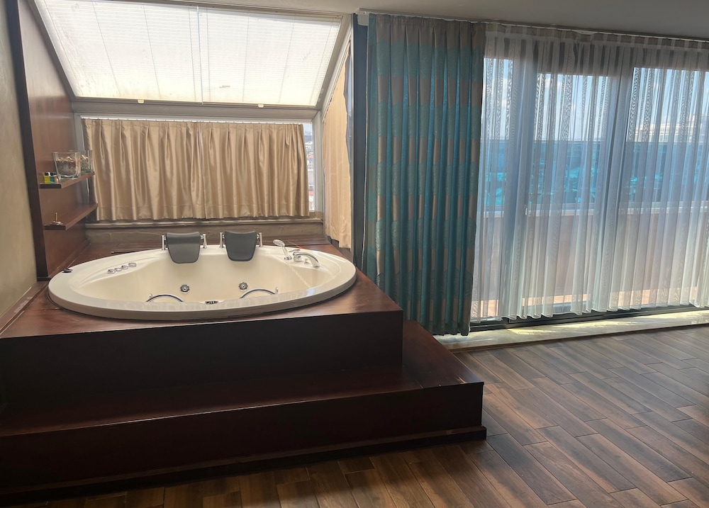 Superior Studio Suite, Jetted Tub, City View photo 2