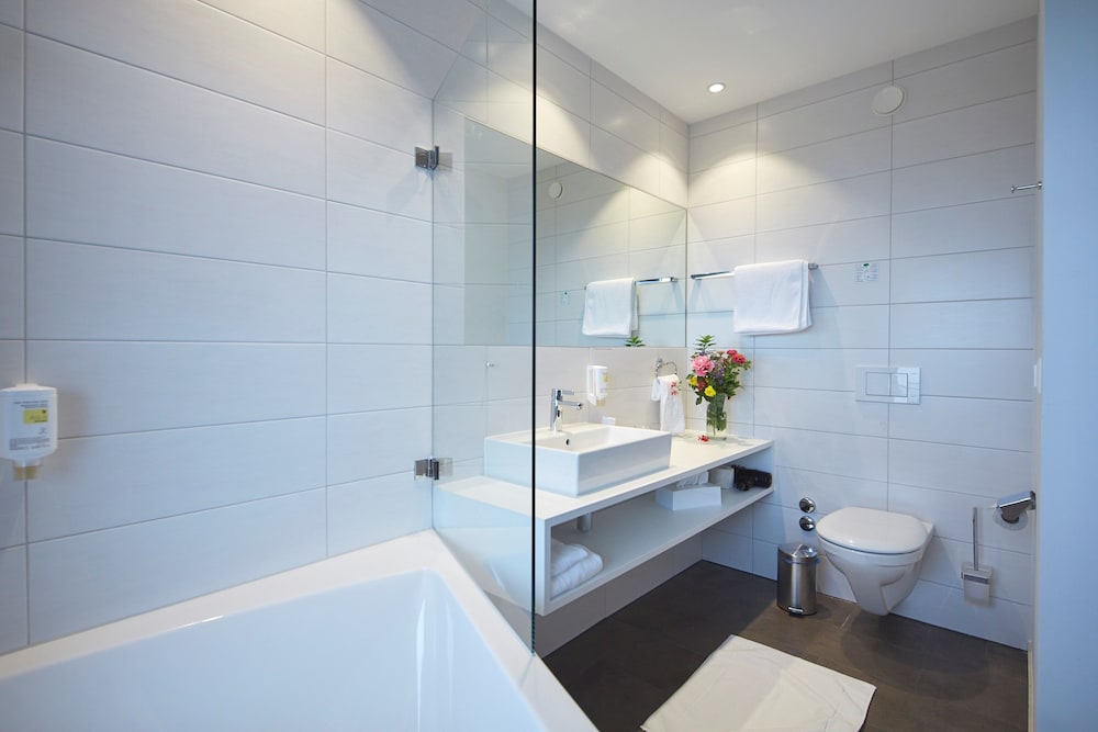Junior Suite, 1 Double Bed, Balcony, Lake View - Photo 11