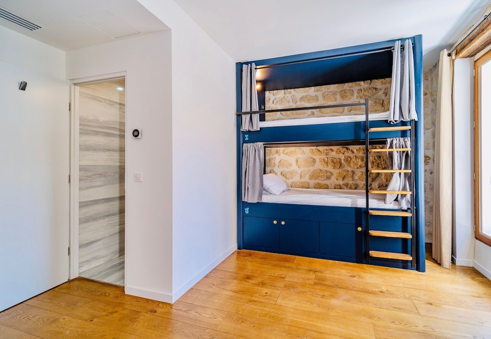 Shared Dormitory, Women only, Non Smoking (3 Twin Bunk Beds) photo 3