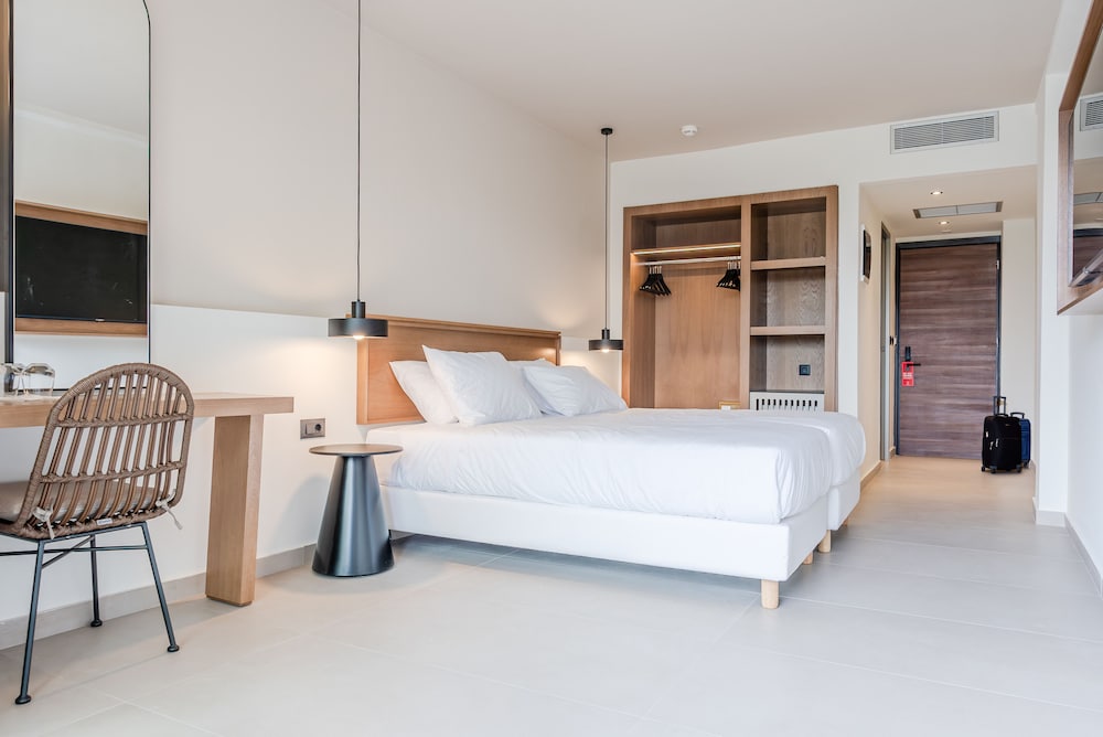 Premium Room with Sea View - Photo 5