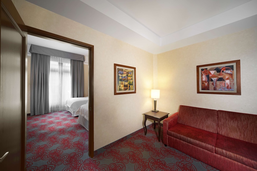 Suite - Photo 1