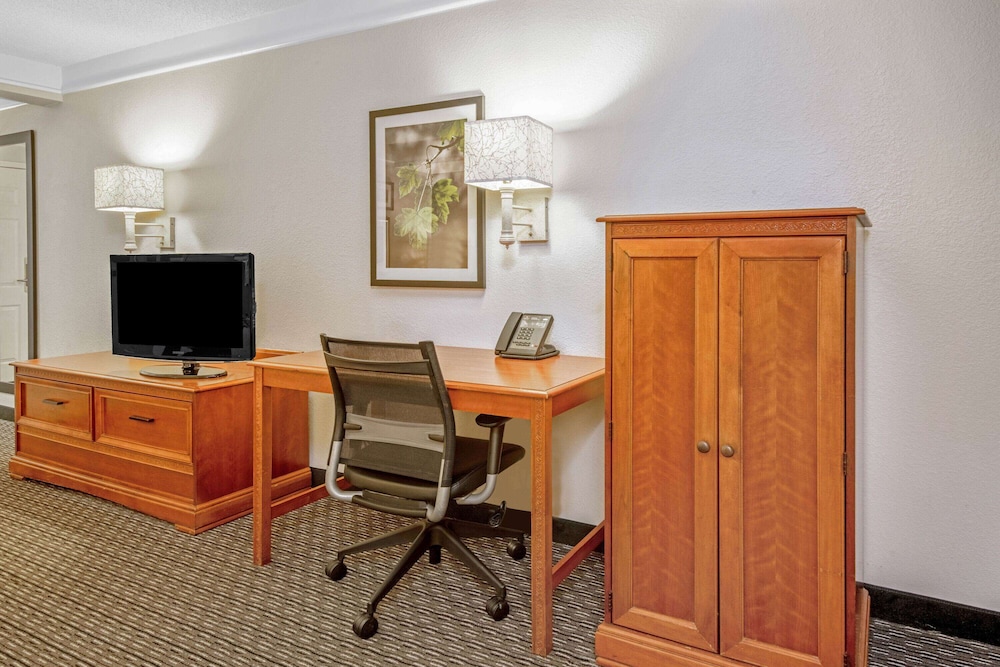Deluxe Room, 1 King Bed, Non Smoking (Deluxe Executive Room) photo 2