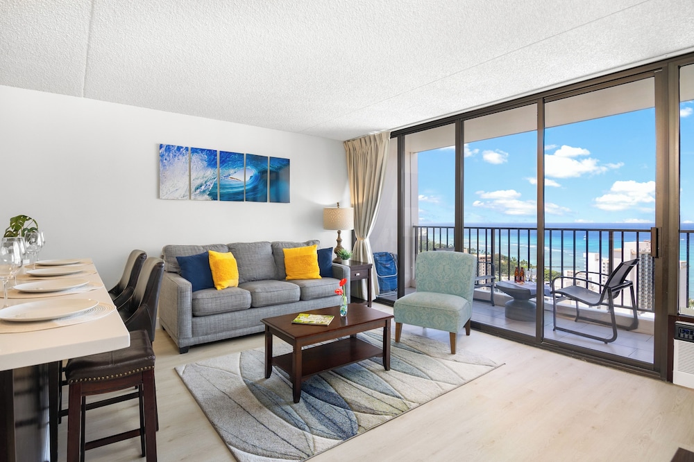 High Floor Ocean View Condo w/ 2 Beds and Parking: hotel room photo