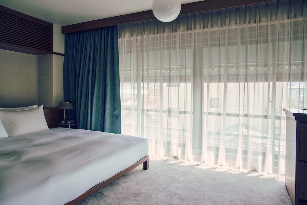 Deluxe King with Lounge Access (former Nintendo headquarter)No Smoking - Photo 3