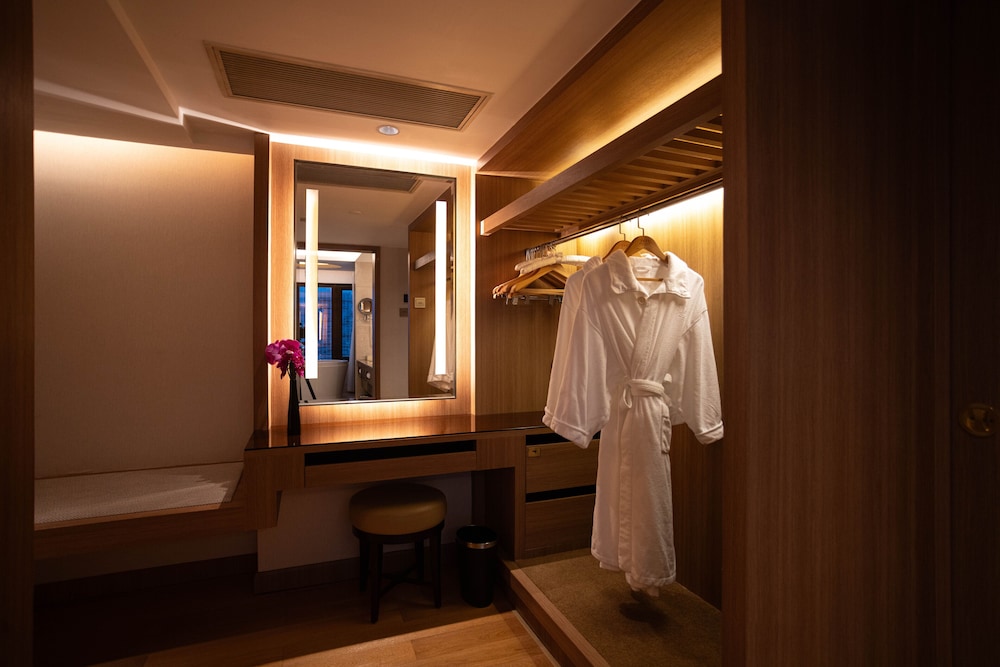 Garden Non-Smoking King Bed Executive Suite - Photo 3