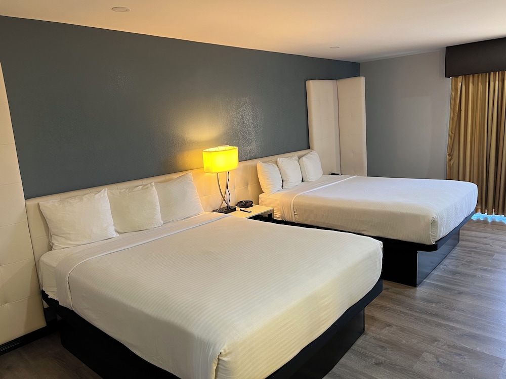 Standard Room, 2 Queen Beds - Photo 1