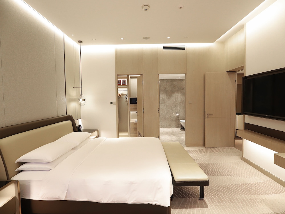 Signature Suite - Photo 3