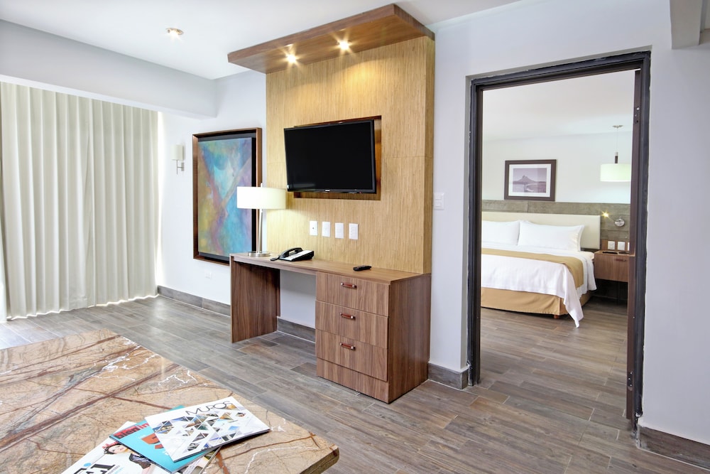 Suite, 1 King Bed - Photo 8