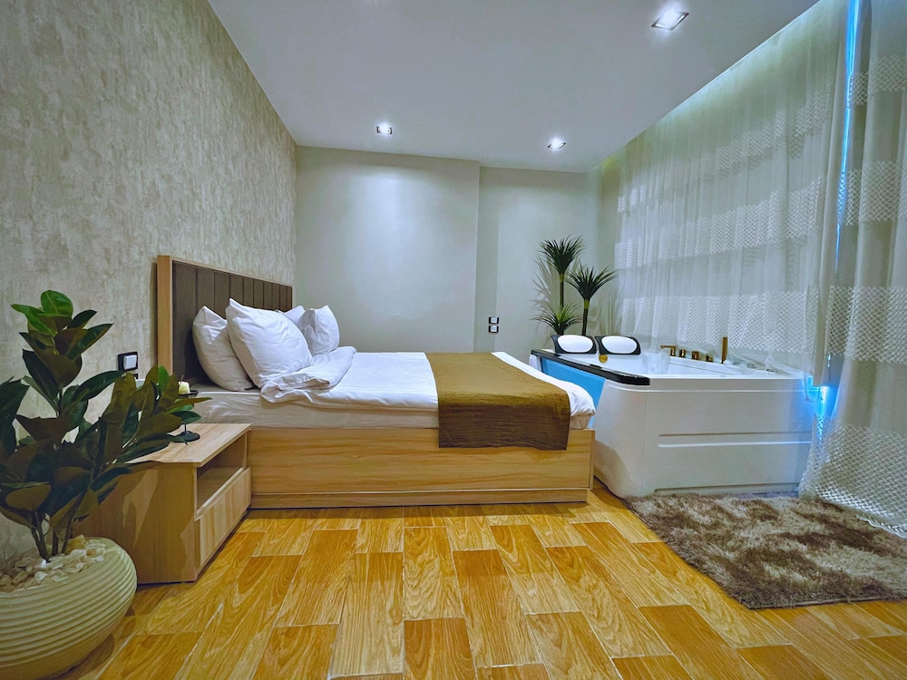 Luxury Suite, Jetted Tub, City View photo 1