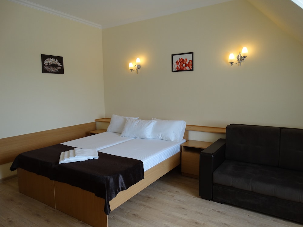 Standard Twin Room (12,15)