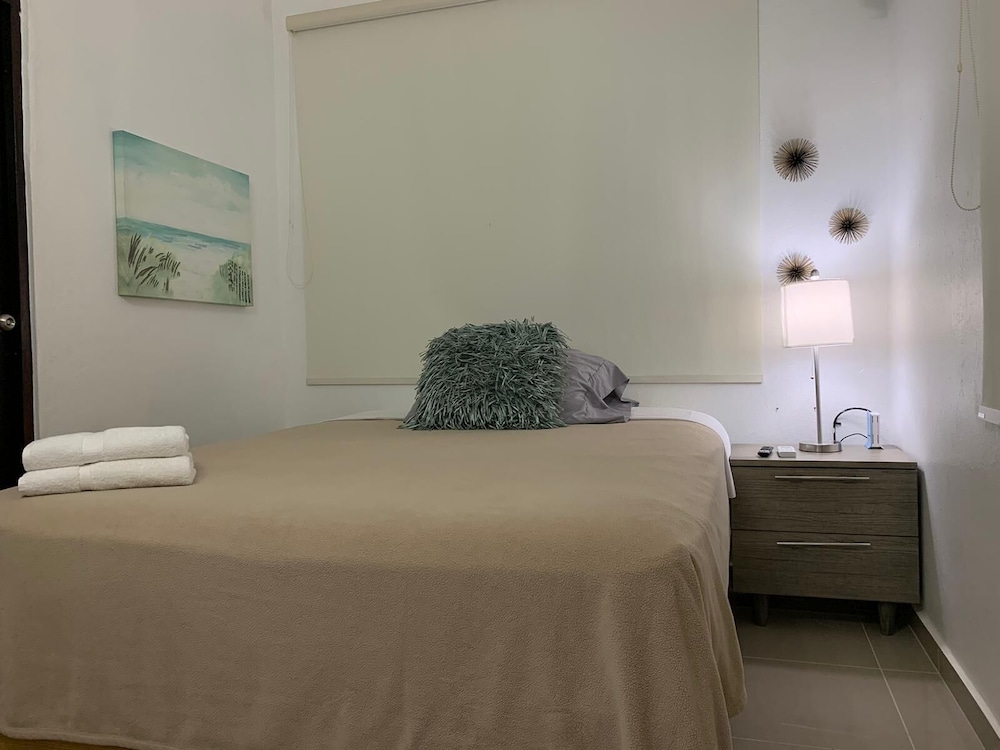 Basic Room, 1 Queen Bed photo 3