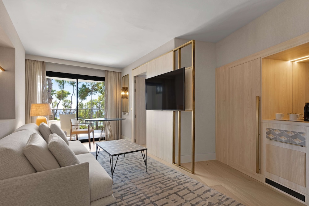 Family Suite, Balcony thumbnail 6