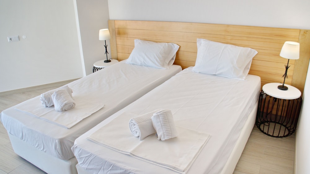Twin Room, 2 Twin Beds, Private Bathroom, Sea Facing photo 1