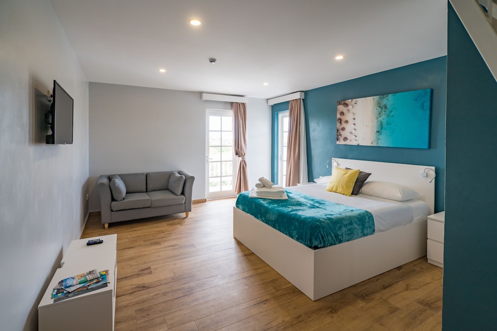 Family Loft, 2 Queen Beds, Non Smoking, with balcony Lake View photo 1