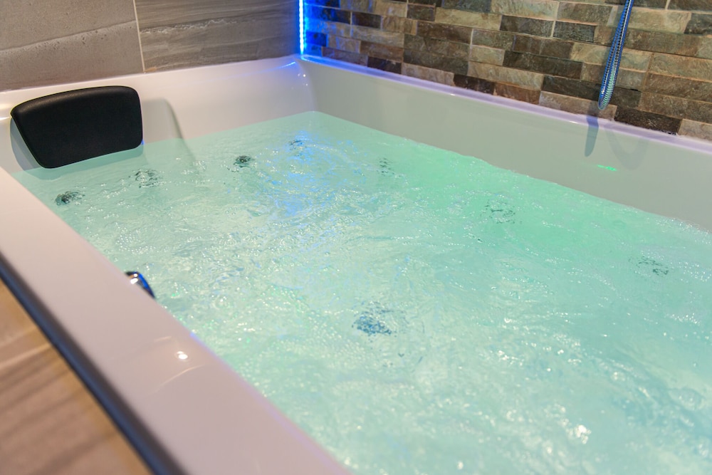 Executive Apartment, Accessible, Private Bathroom (Jacuzzi - Apartment 1) - Photo 37