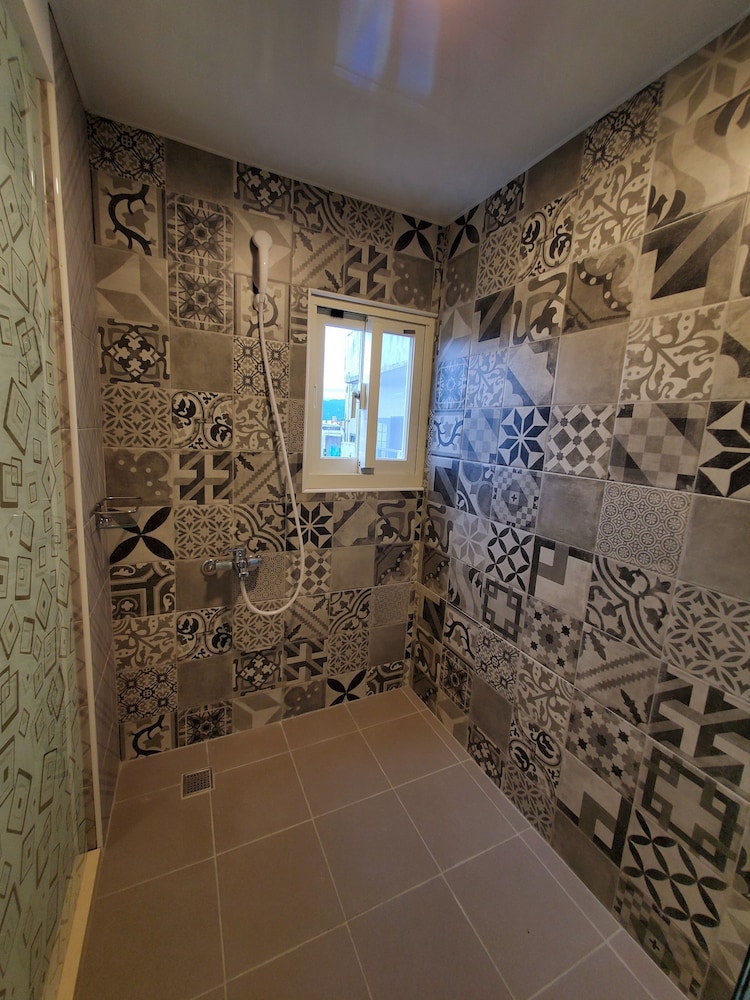 Standard Quadruple Room, Non Smoking - Photo 6