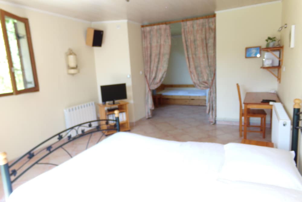 Classic Triple Room, Multiple Beds, Non Smoking photo 2