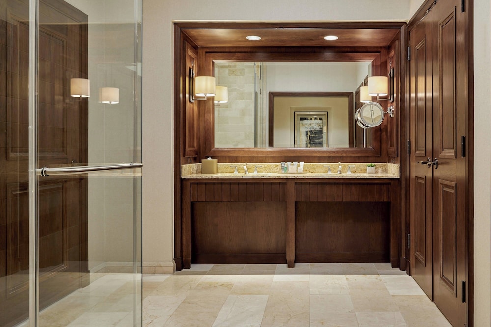 Signature Room, 2 Queen Beds (Balcony) - Photo 7