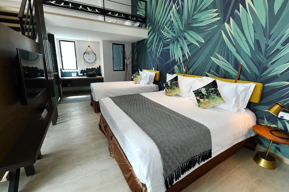 Deluxe Family Room (Double Queen) - Photo 7