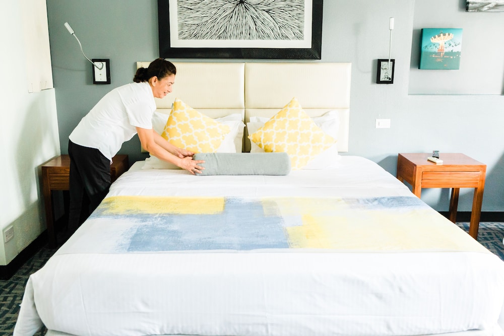 Standard Room, 1 King Bed photo 3