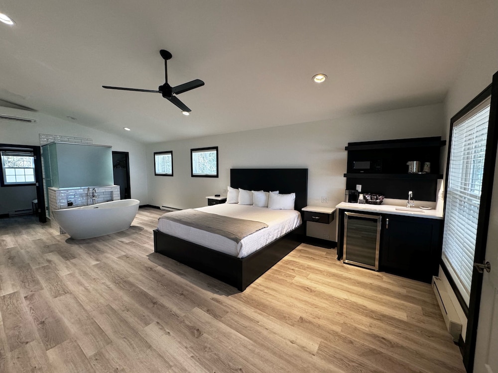 Premier Cabin, 1 King Bed, Patio, Lake View