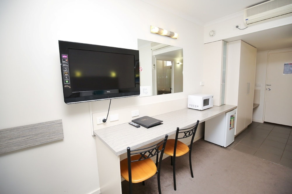 Deluxe Family Room (1x Queen & 2x Singles) photo 2