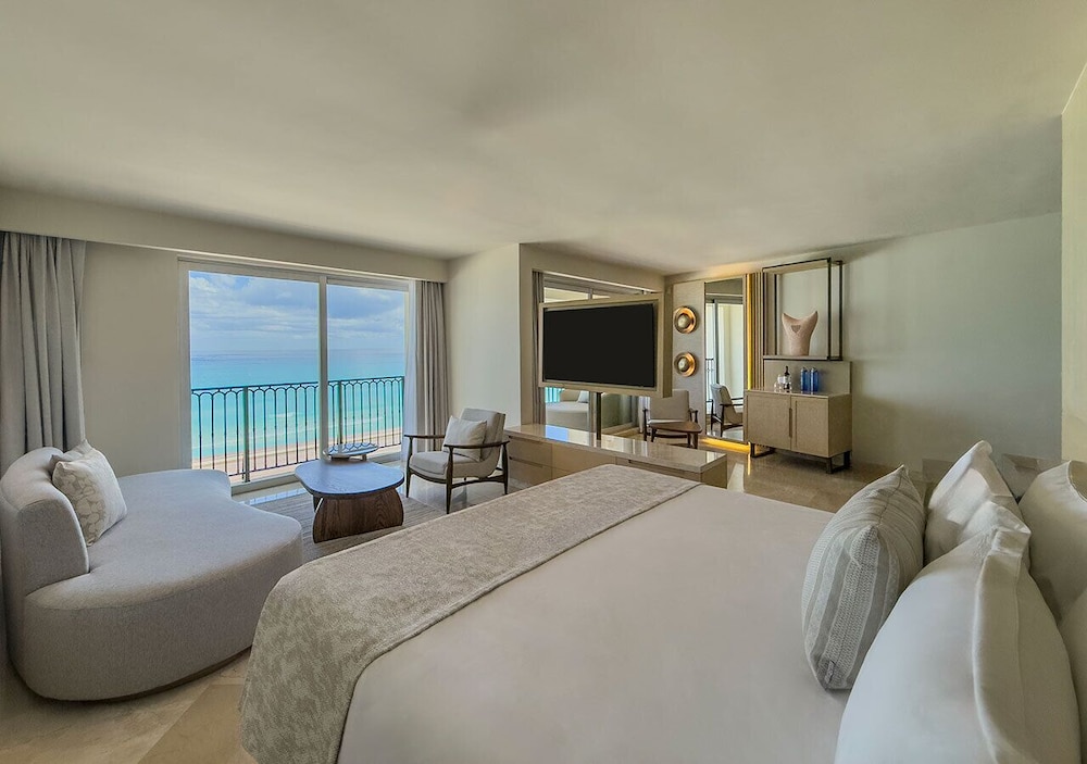 Royal Master Suite Hot Tub