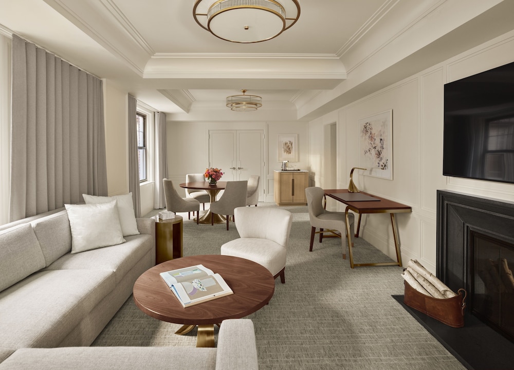 Classic Suite, Fireplace (with Roll-In Shower)