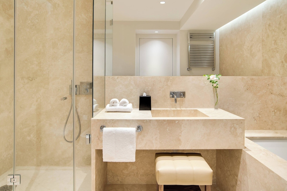 Suite, 1 Bedroom, Balcony - Photo 9