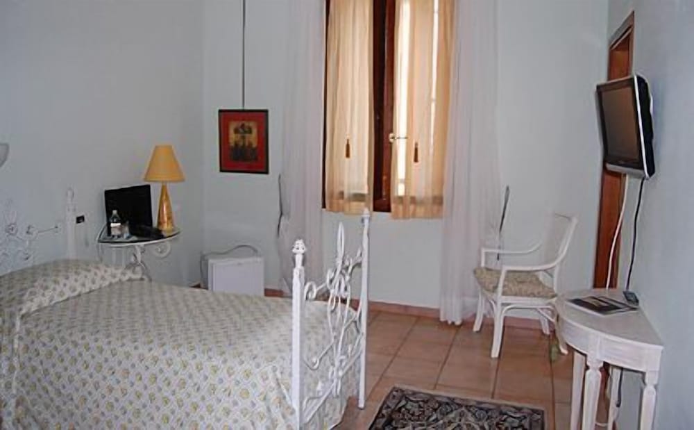 Single Room photo 3
