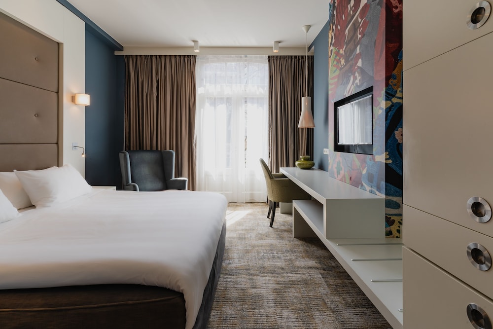 Deluxe Room, 1 King Bed photo 3