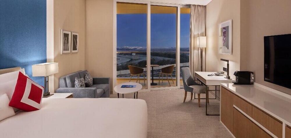 Deluxe Room, 1 King Bed thumbnail 6