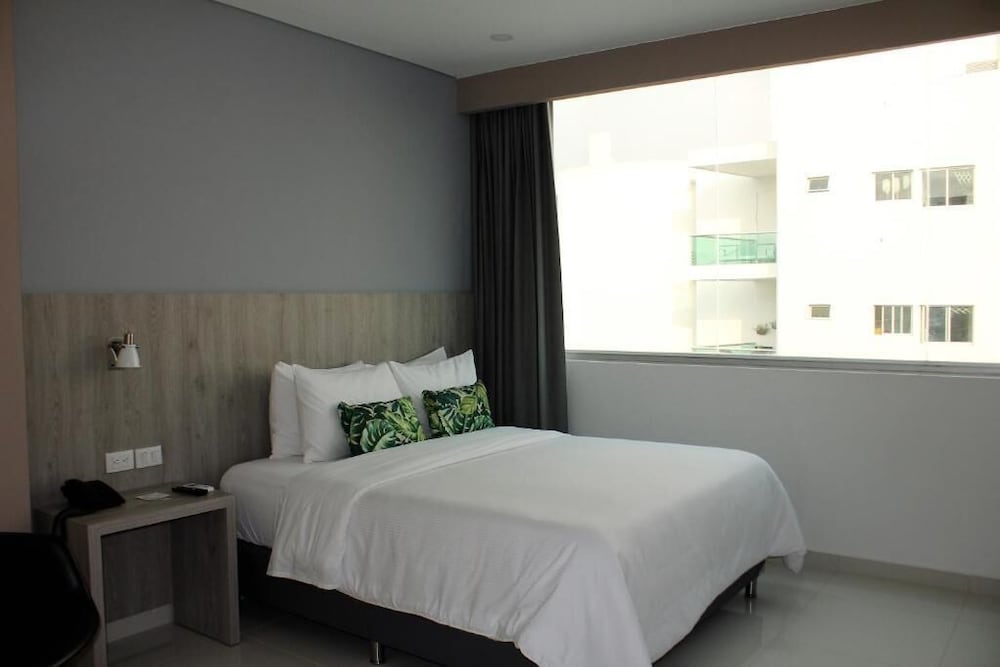 Business Room, 1 Queen Bed, City View