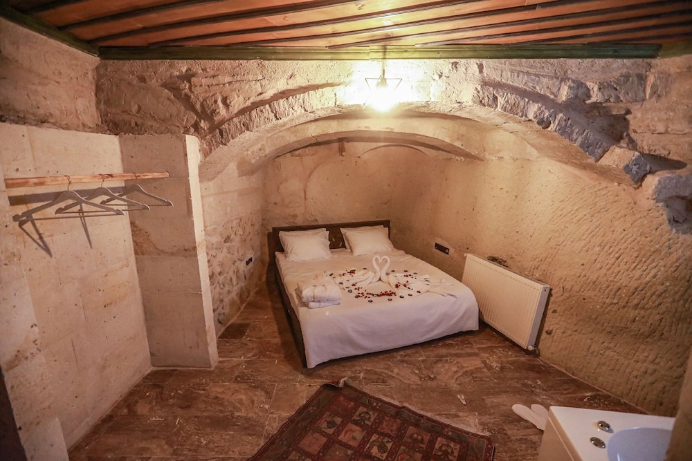 Naz Jacuzzi Deluxe Room - Photo 8