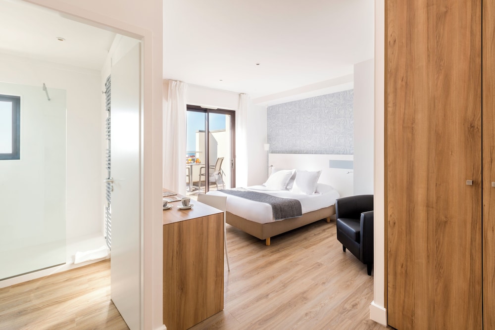 Deluxe Room thumbnail 6