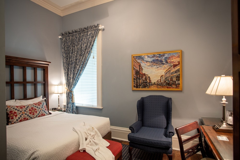 Room, 1 Queen Bed (Petite) photo 1