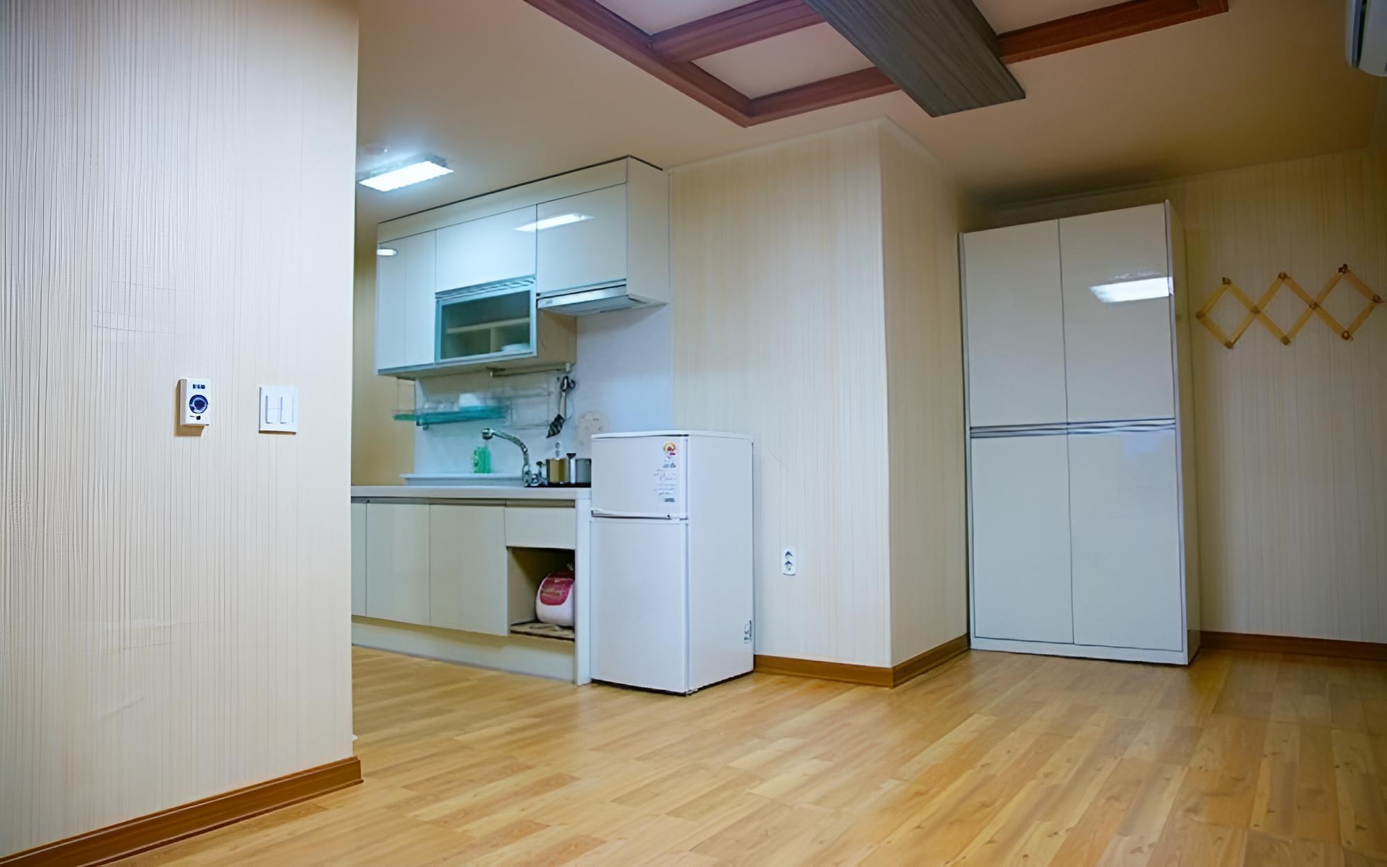 Room (46 m Two Room - Room 208) - Photo 1