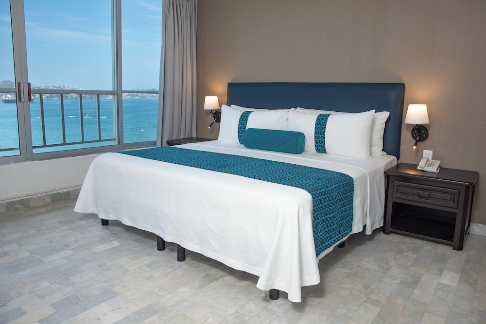 Standard Single Room, 1 King Bed, Partial Sea View - Photo 3
