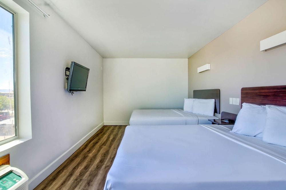 Standard Suite, 2 Queen Beds, Smoking photo 1